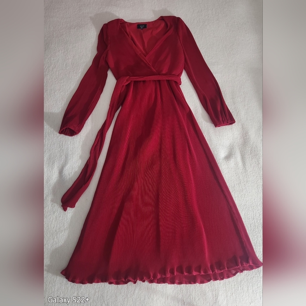 VICI WOMEN'S DREES SIZE SMALL.  COLOR RED - VINE.